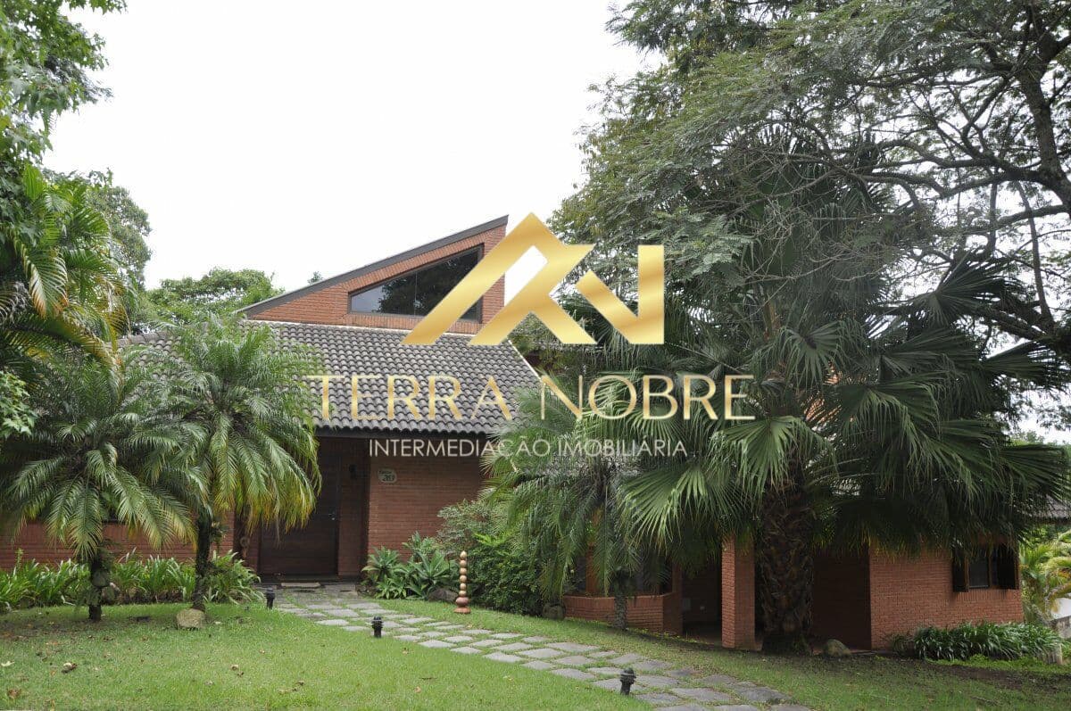 CASA DE ALTO PADRÃO À VENDA – CONDOMÍNIO FOREST HILLS