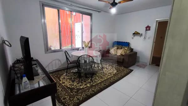 Apartamento térreo reformado à venda na Sertório