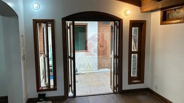 Apartamento térreo com áreas externas à venda na Cidade Baixa
