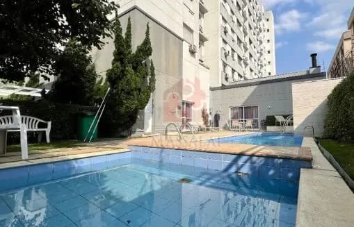 Apartamento mobiliado de 2 dormitórios com garagem