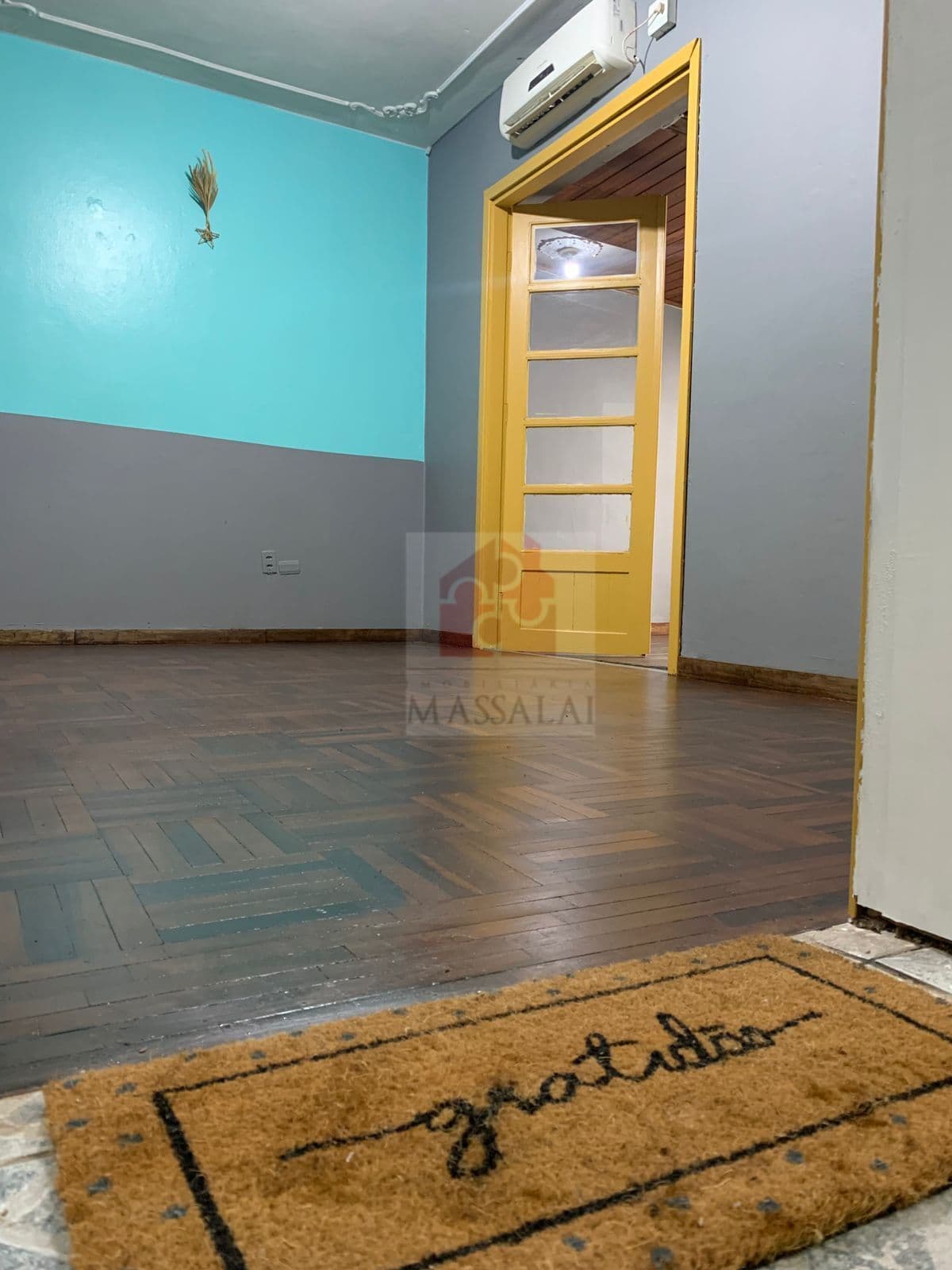 Apartamento reformado e térreo à venda na Cidade Baixa