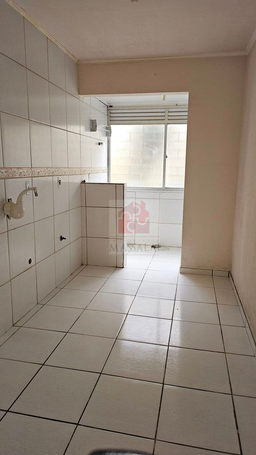 Apartamento térreo de 2 dormitórios com vaga no Bairro Camaquã