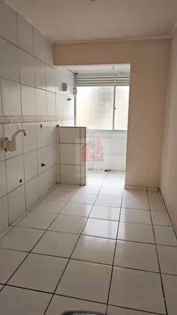 Apartamento térreo de 2 dormitórios com vaga no Bairro Camaquã