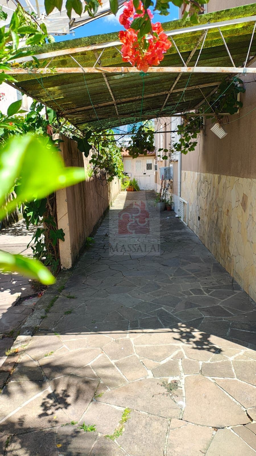 Casa com garagem e pátio na Cidade Baixa - Aceita Parcelamento