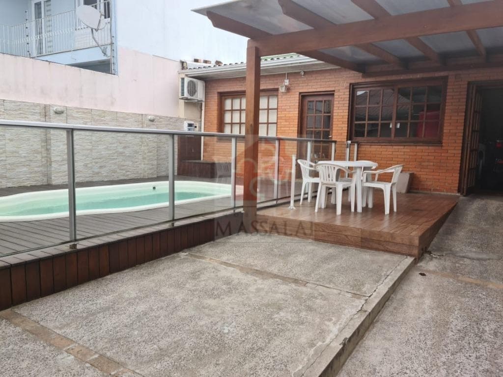Casa com piscina pronta para morar