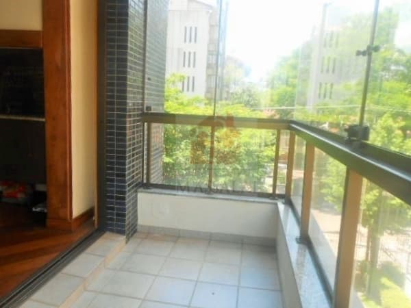 Apartamento de 3 dormitórios com 2 vagas de garagem escrituradas no Bairro Petrópolis
