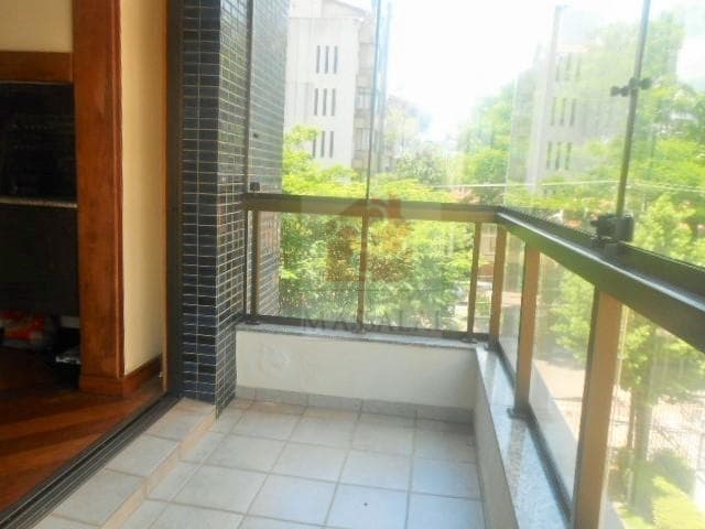 Apartamento de 3 dormitórios com 2 vagas de garagem escrituradas no Bairro Petrópolis