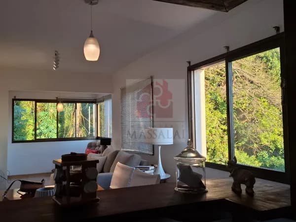 Apartamento mobiliado e com garagem para locação