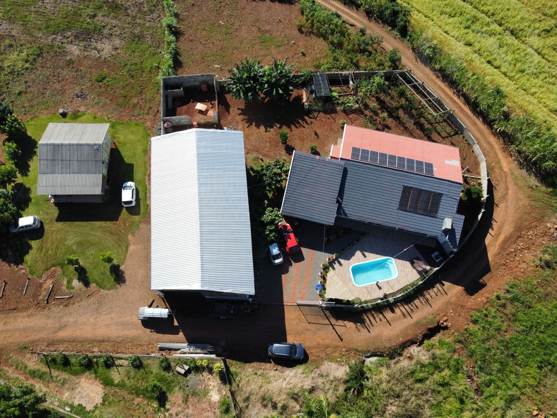 Casa mobiliada + barracão para empresa