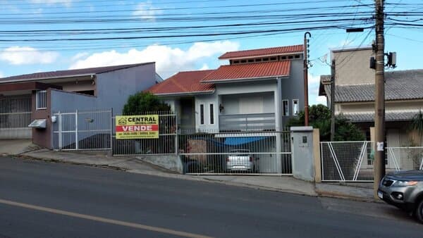 Residência na Rua Silvio Cargnin - 3 Quartos, Salão de Festas e Amplo Jardim