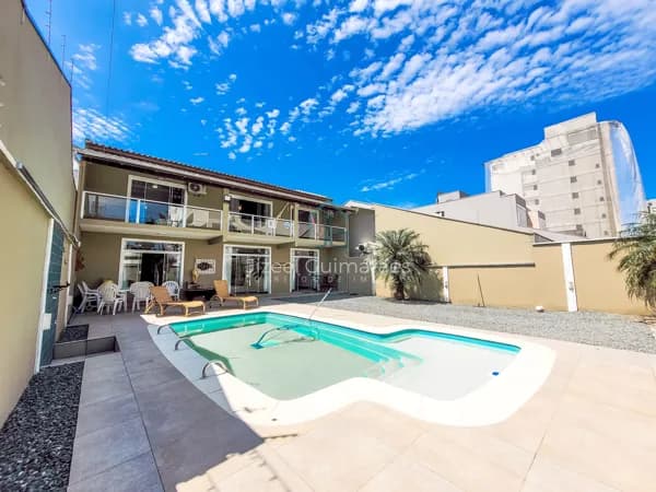 Sobrado com 3 quartos e piscina, a poucos metros do mar á venda por R$ 1.650.000 em Balneário Piçarras/SC