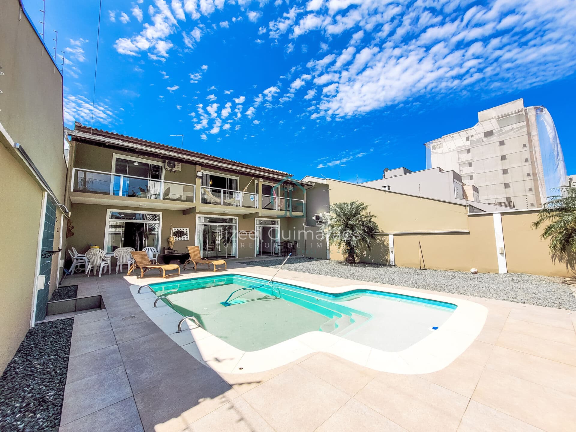 Sobrado com 3 quartos e piscina, a poucos metros do mar á venda por R$ 1.650.000 em Balneário Piçarras/SC