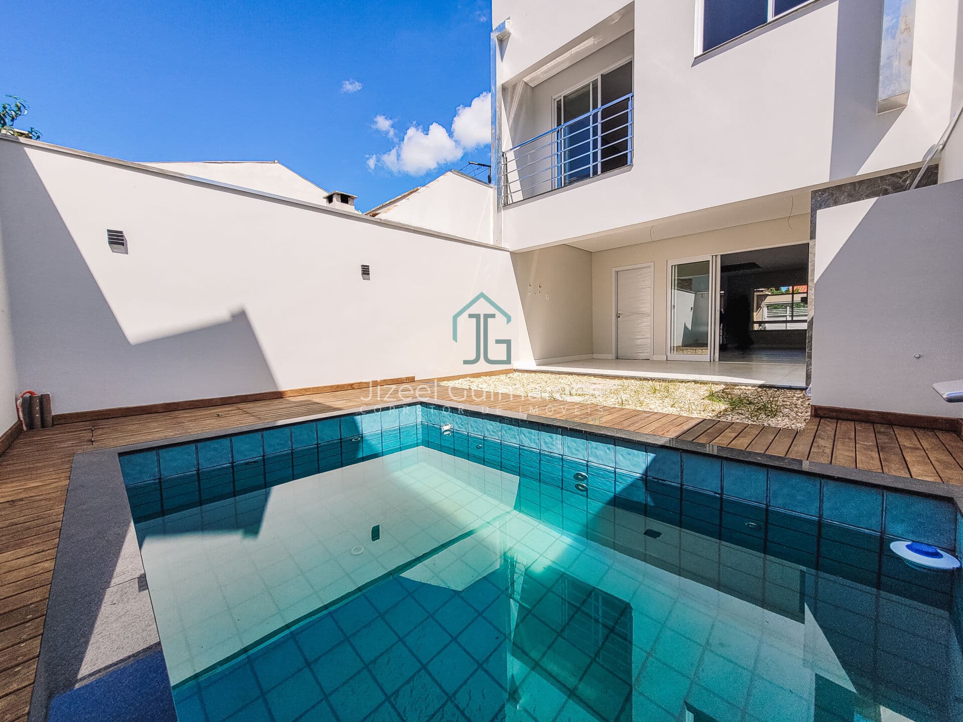 Sobrado com 3 suítes e piscina com área gourmet à venda, 135 m² por R$ 950.000