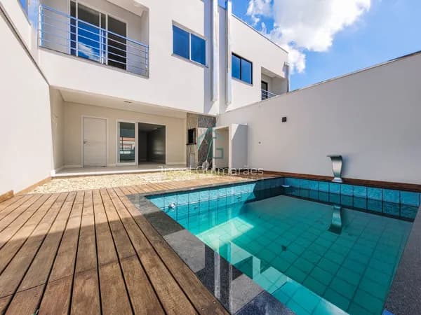 Sobrado com Piscina à Venda no Centro de Penha | 3 Suítes e Área Gourmet