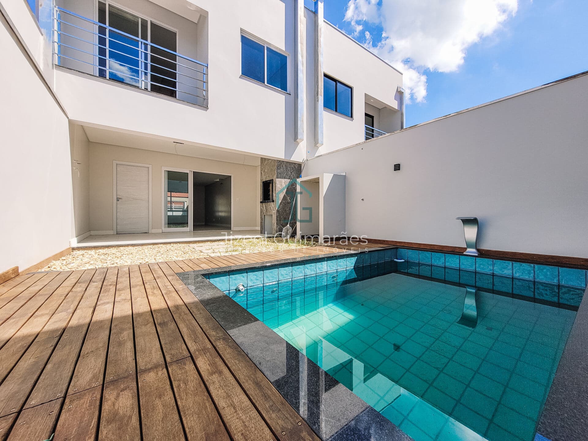 Sobrado com Piscina à Venda no Centro de Penha | 3 Suítes e Área Gourmet