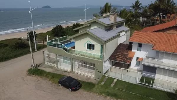 Casa FRENTE MAR com 5 dormitórios sendo 1 suíte à venda, 340 m² por R$ 3.800.000 - Itacolomi - Balneário Piçarras/SC