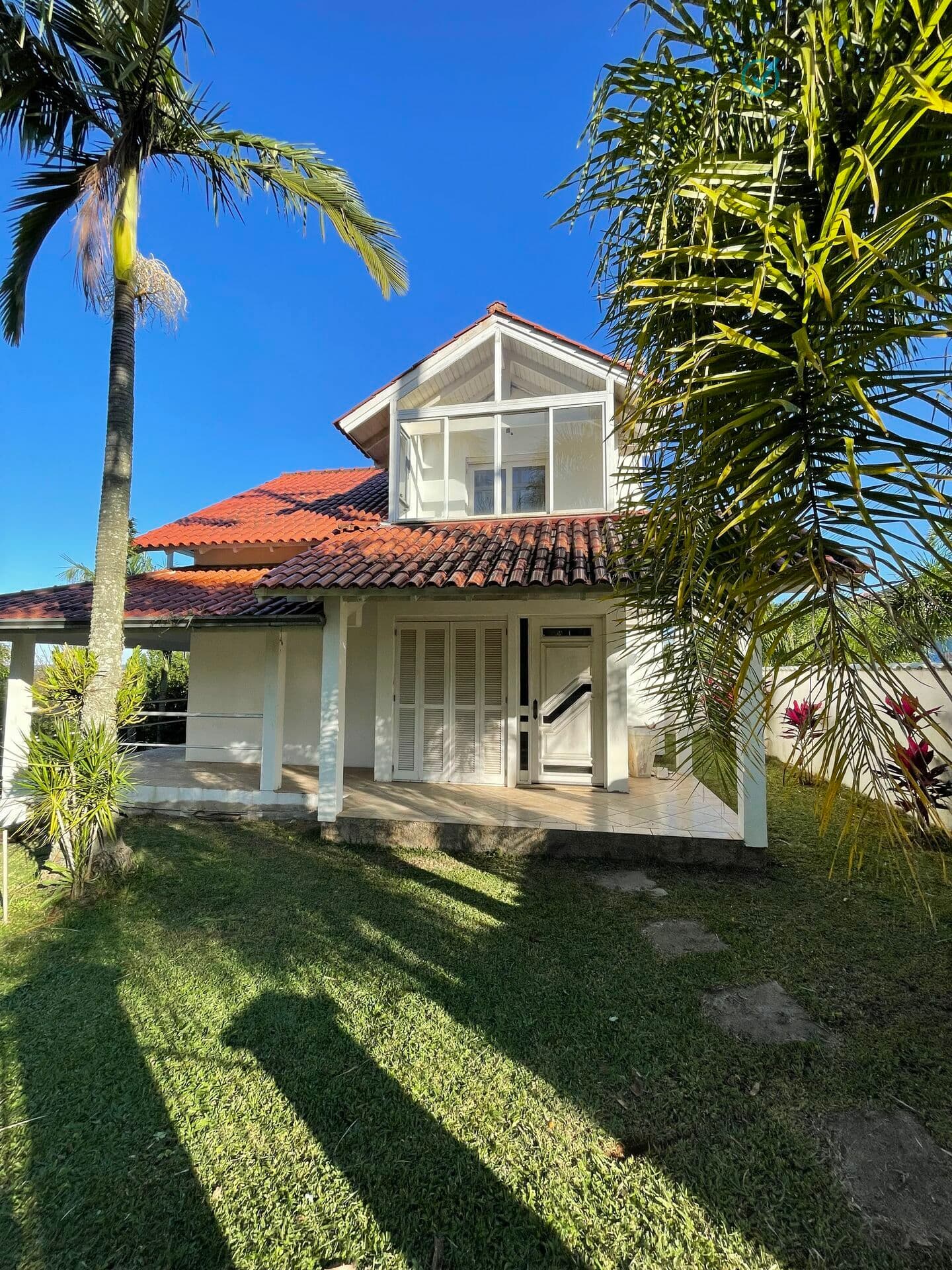 Casa á venda com 250 m² de área construída em um terreno de esquina com 720m²