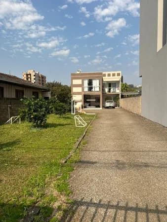 OPORTUNIDADE - CASA PRÓXIMA AO CENTRO COM POTENCIAL COMERCIAL.
