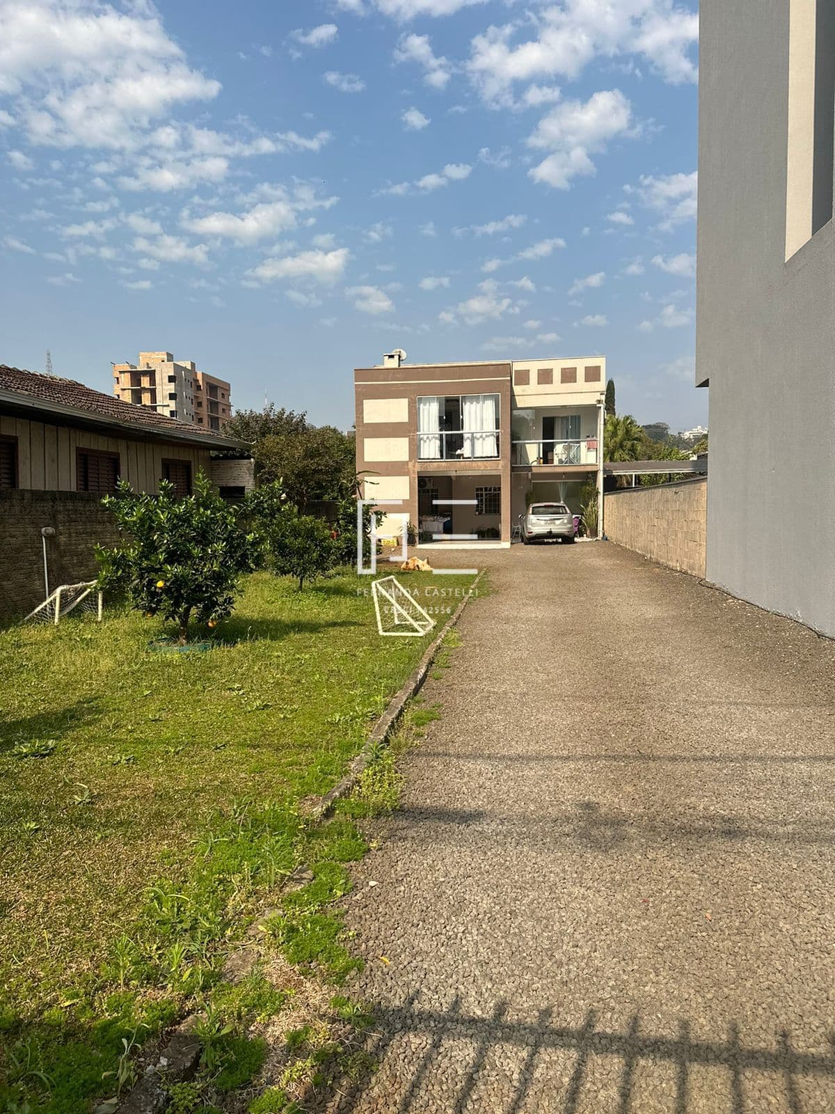OPORTUNIDADE - CASA PRÓXIMA AO CENTRO COM POTENCIAL COMERCIAL.