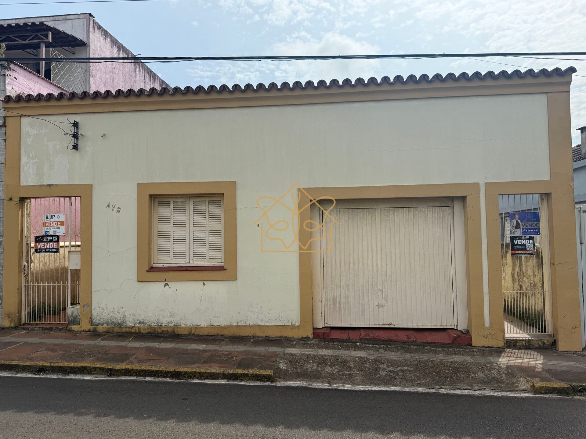 Casa no Centro, com excelente aproveitamento dos espaços e localização estratégica.