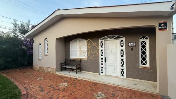Casa de esquina à venda, conforto, espaço e praticidade para a sua família!