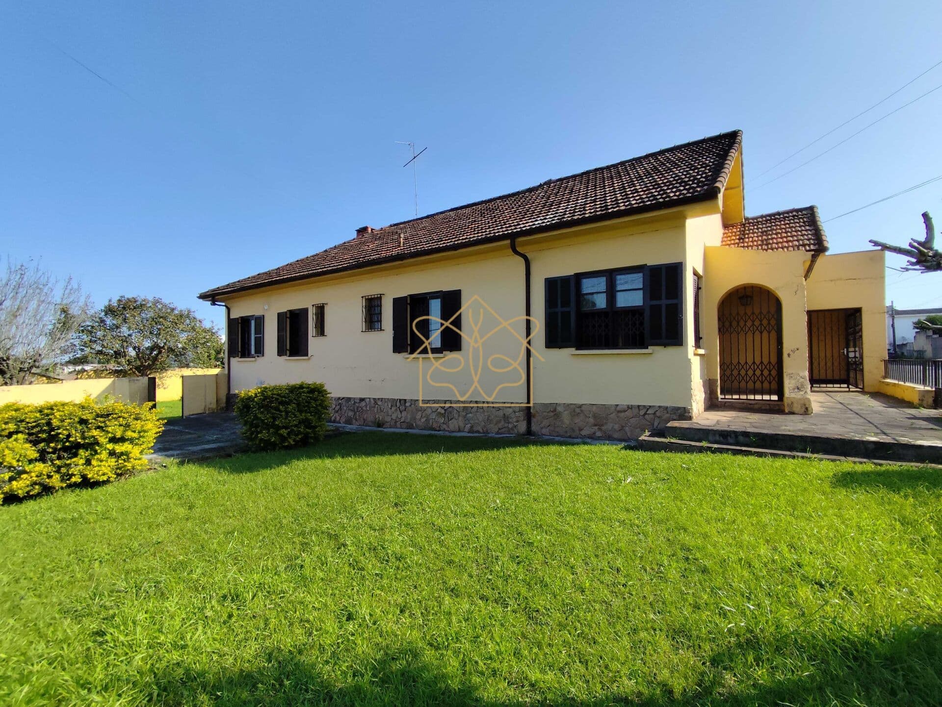 Casa de esquina com amplo terreno