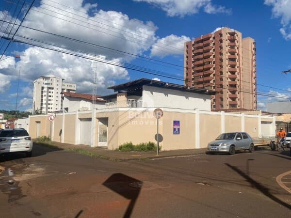 Casa com 4 dormitórios à venda, 400 m² por R$ 2.000.000 - Setor Central - Itumbiara/GO