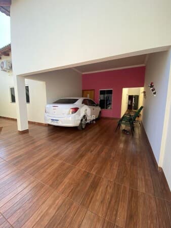 Casa com 3 dormitórios à venda por R$ 500.000 - Jardim Leonora - Itumbiara/GO