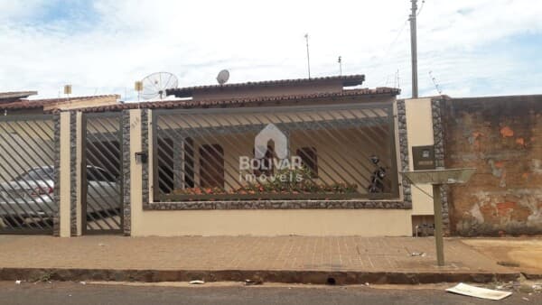 Casa com 3 dormitórios à venda, 214 m² por R$ 550.000 - Setor Afonso Pena - Itumbiara/GO