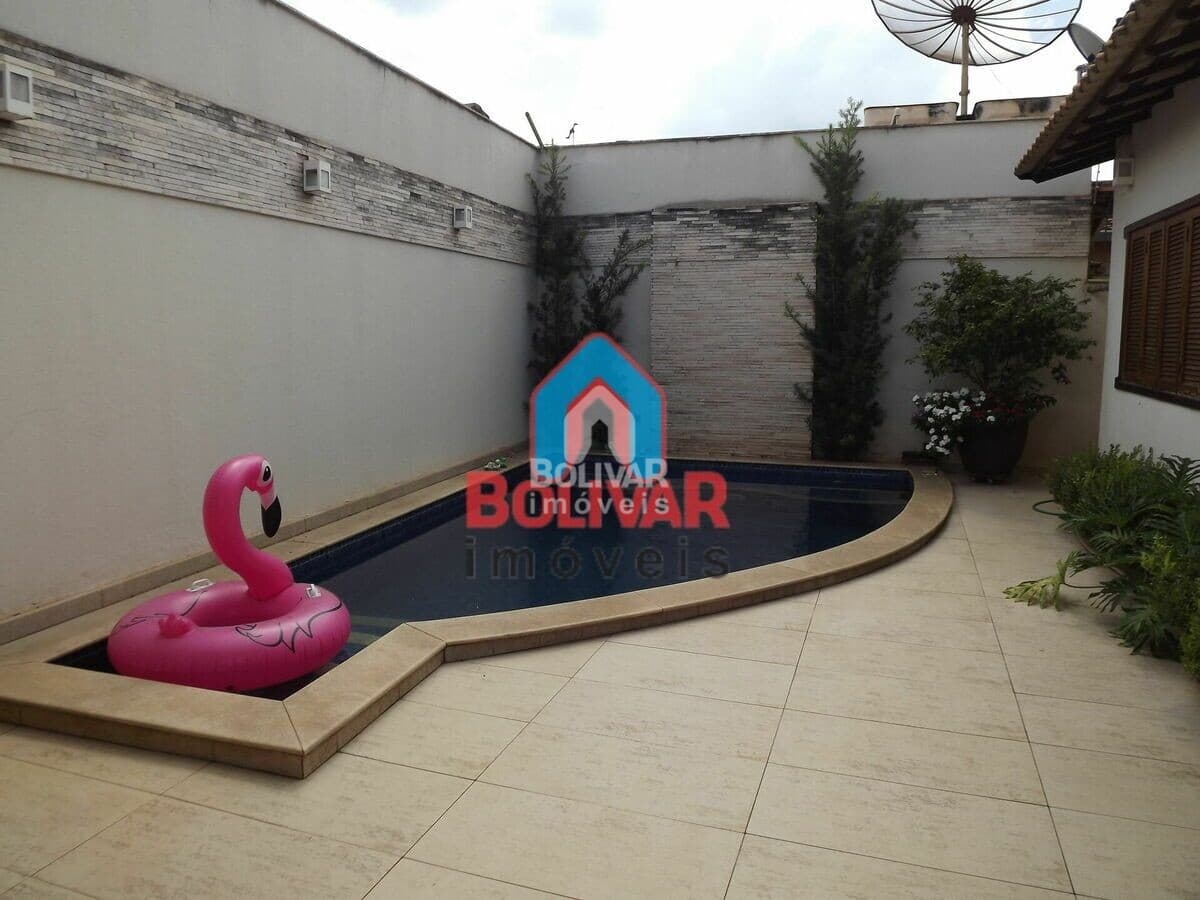 Casa com 5 dormitórios à venda, 357 m² por R$ 900.000,00 - Setor Central - Itumbiara/GO