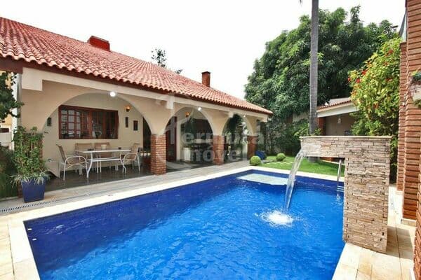 Casa com 600m², 3 suítes, living, escritório e piscina no Residencial 01