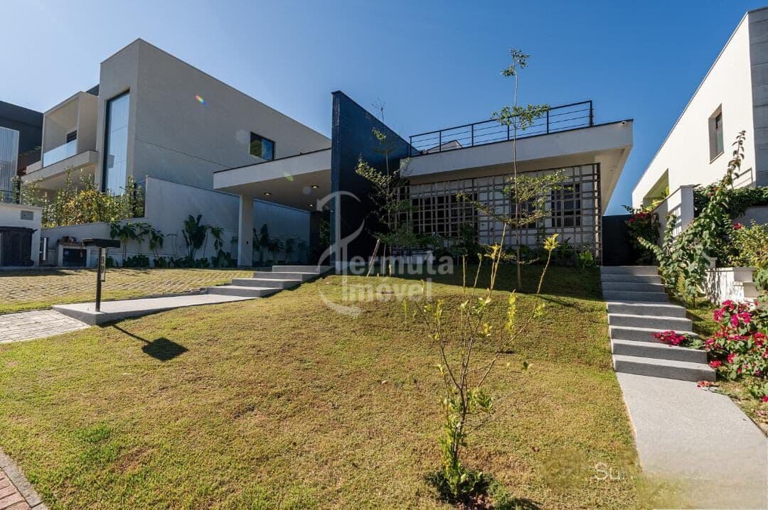 Casa à venda com 265 m², 3 suítes, sala de estar, cozinha, escritório e garagem para 4 carros no Condomínio Itahye