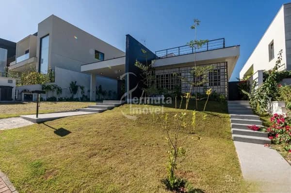 Casa à venda com 265 m², 3 suítes, sala de estar, cozinha, escritório e garagem para 4 carros no Condomínio Itahye