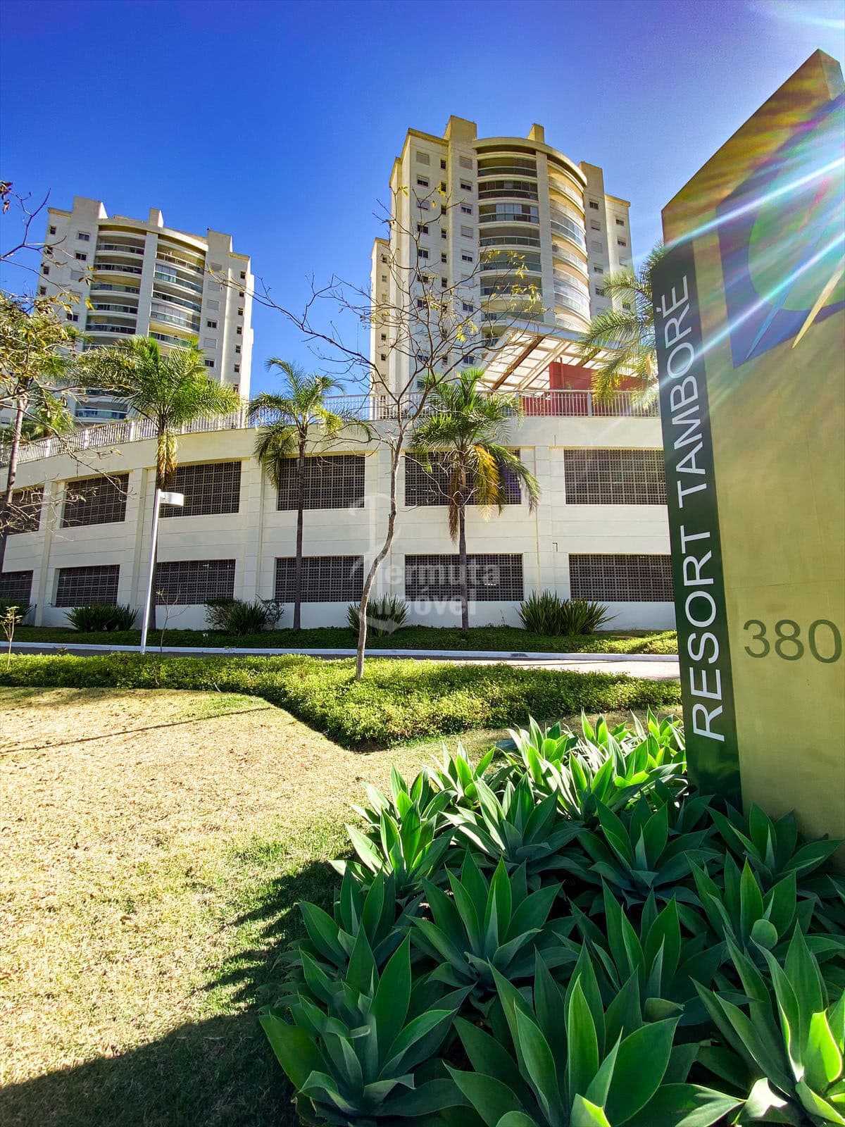 Apartamento para venda com 133m², 3 dormitórios, sala de estar, área de serviço e 2 vagas de garagem no Resort Tamboré