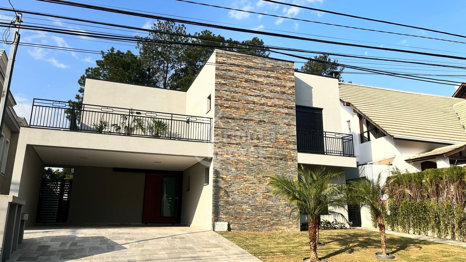 Casa à venda com 340 m², 4 suítes, sala de estar, cozinha, hidromassagem e 2 vagas garagem no Residencial Alphaville 3