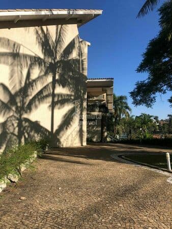 Casa à venda com 700m², 4 suítes, sala de estar, sala de jantar, cozinha, área de serviço, garagem coberta no Residencial Tamboré 1