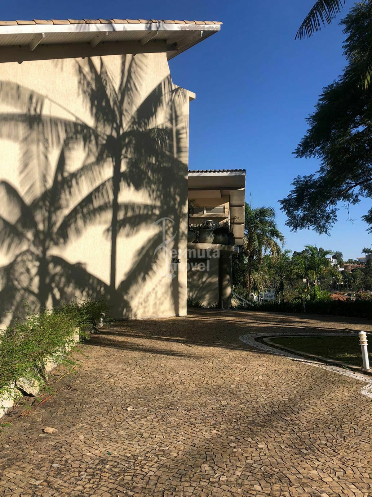 Casa à venda com 700m², 4 suítes, sala de estar, sala de jantar, cozinha, área de serviço, garagem coberta no Residencial Tamboré 1