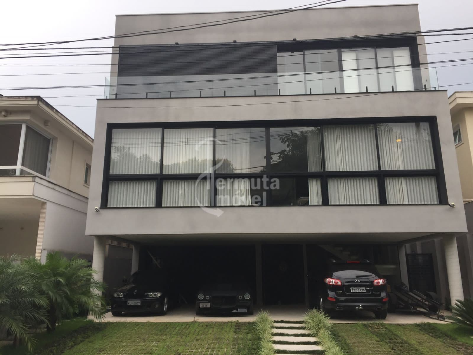 Casa à venda com 500m², 4 suítes, sala de estar, cozinha, área de lazer e garagem no Condomínio Alphasitio