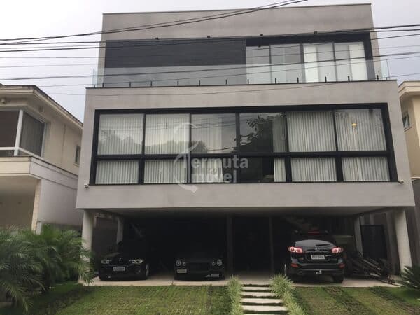 Casa à venda com 500m², 4 suítes, sala de estar, cozinha, área de lazer e garagem no Condomínio Alphasitio