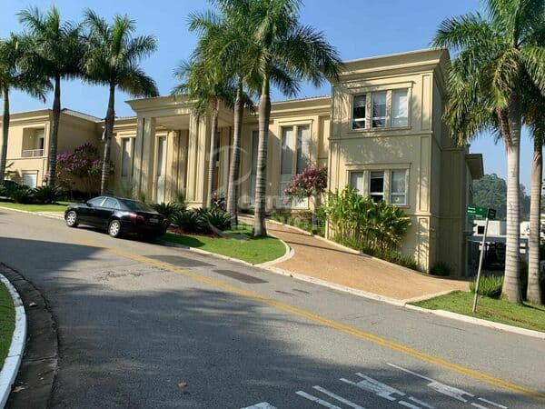 Casa com 1200m² 5 suítes, 7 banheiros, piscina, jacuzzi, e elevador no Vila Solaia