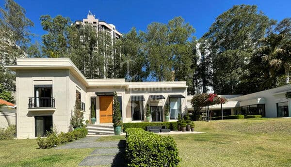 Mansão com 1024m², 4 suítes, 12 vagas de garagem, adega, sauna e academia no Alpha Conde