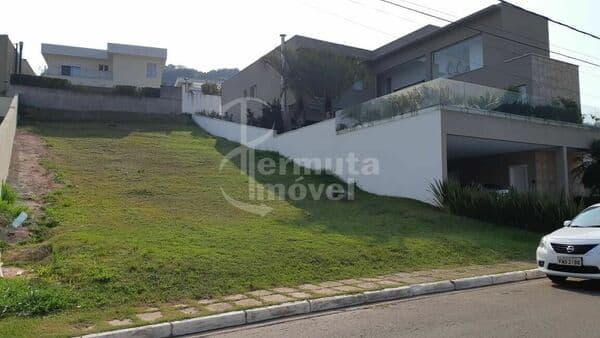 Terreno com 517m², topografia quase plana e ótima localização no Alphasítio
