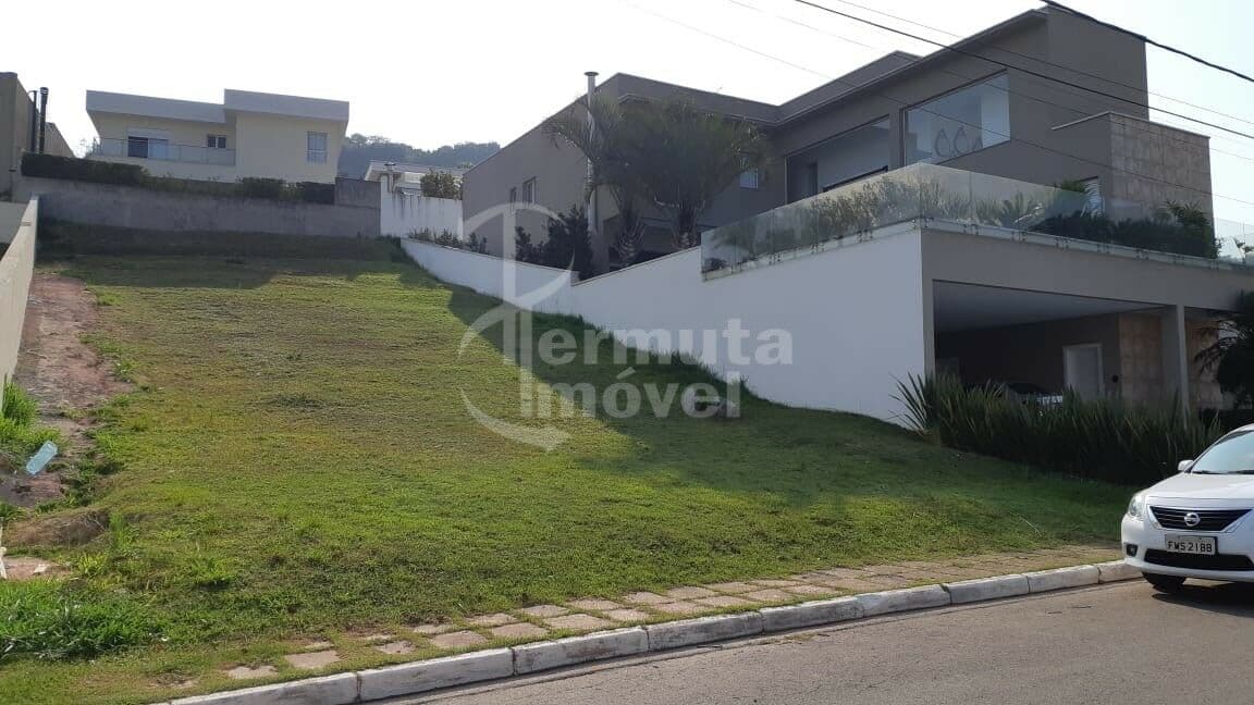 Terreno com 517m², topografia quase plana e ótima localização no Alphasítio