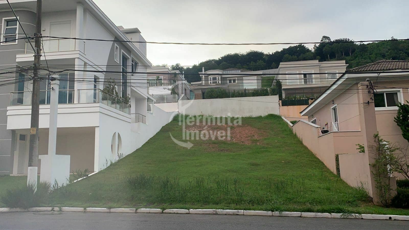 Terreno com 420m² em aclive no Alphasítio