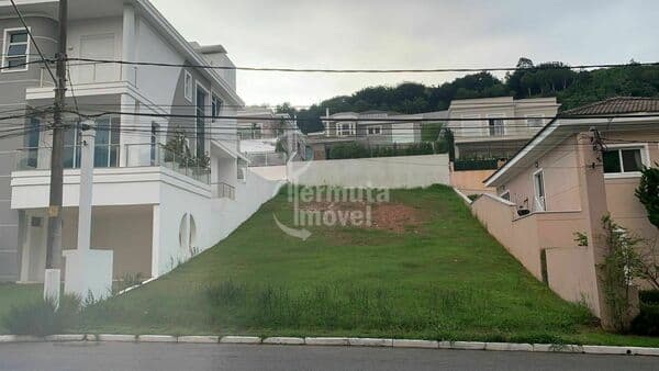 Terreno com 420m² em aclive no Alphasítio