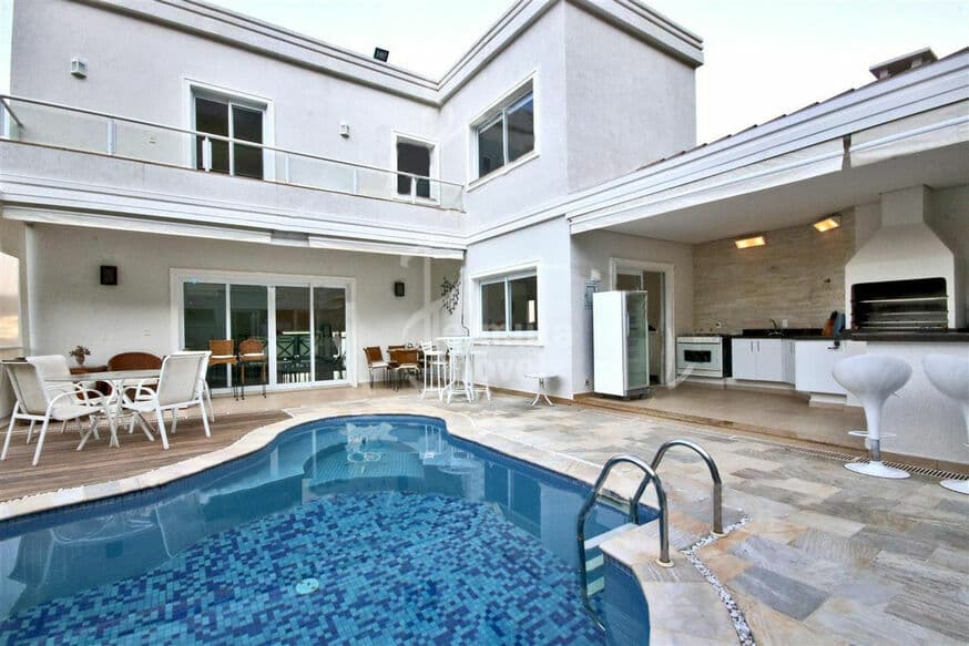 Casa com 450m², 5 suítes, elevador, piscina aquecida e pomar no Alphasítio