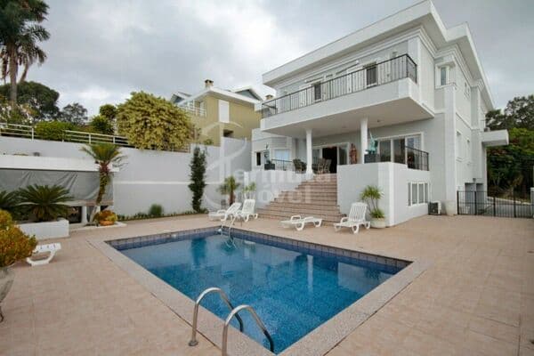 Casa com 890m², 6 suítes, elevador, sauna, adega e salão de festas no Residencial 8