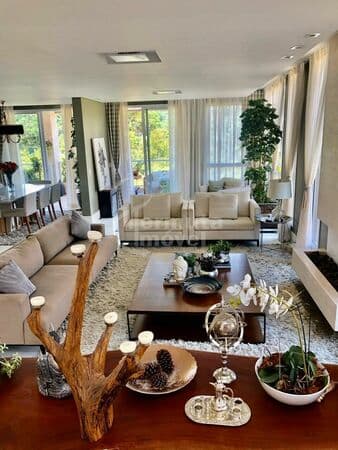 Casa com 680m², 4 suítes, piscina, jacuzzi e aquecimento solar no Tamboré 11