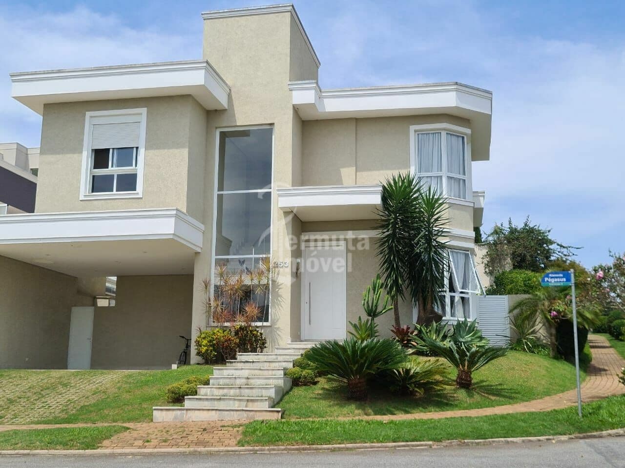Casa de esquina com 396m², 4 suítes, piscina e escritório no Gênesis I
