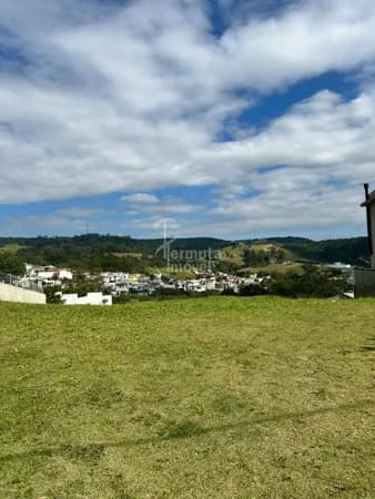 Terreno à venda no Condomínio New Ville Santana de Parnaíba com vista aberta
